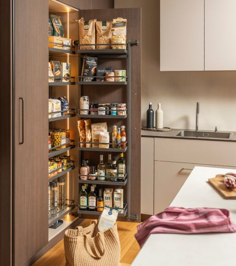Tandem jako domowa spiżarnia z torbami zakup&oacute;w obok szafki