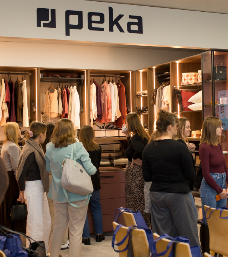 Uczestniczki wydarzenia podczas zwiedzania showroomu Peka