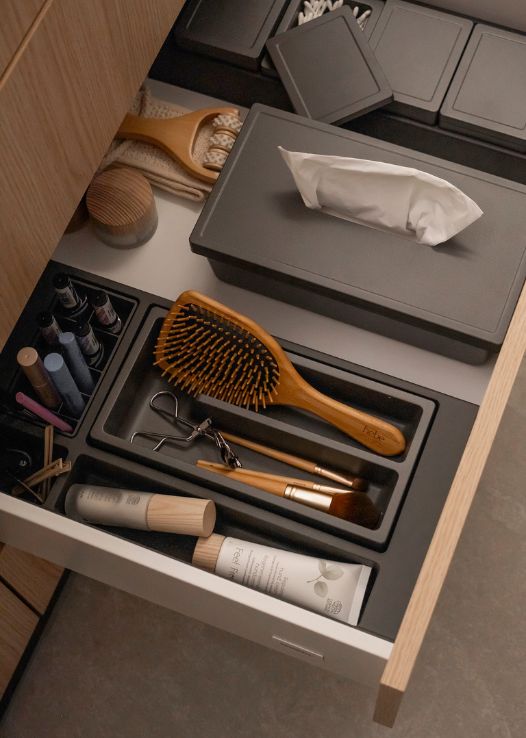 Szuflady łazienkowe z modułowymi przegrodami ONDA Line od PEKA