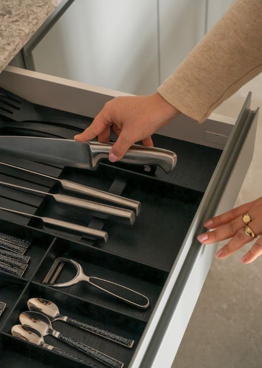 Przyprawy i sztućce uporządkowane w kuchni