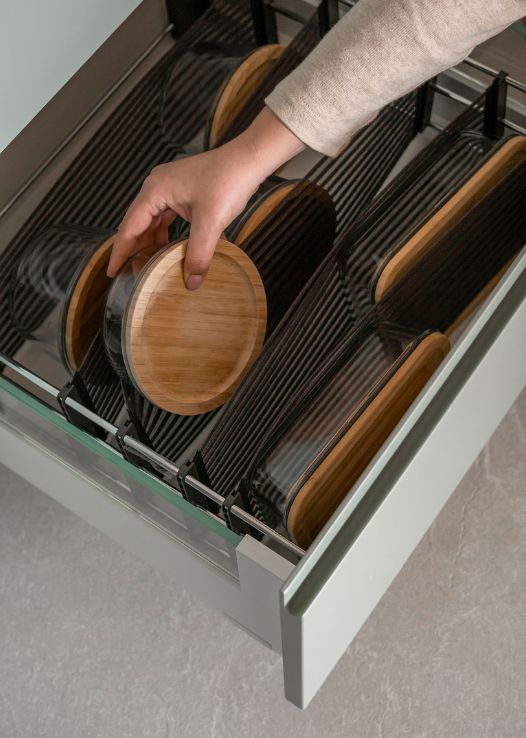 Organizer do szuflad, elastyczny i regulowany element organizacyjny do przechowywania przyborów kuchennych lub pojemników z żywnością