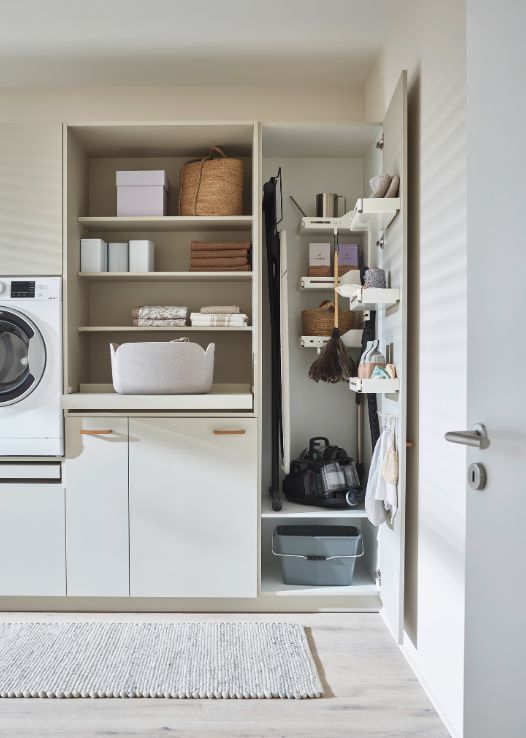 Organizacja detergenty i akcesoria gospodarcze w szafce