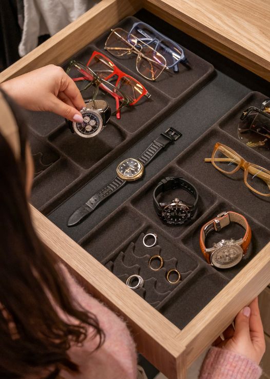 Szuflady garderoby z wkładkami na biżuterię i akcesoria Conero