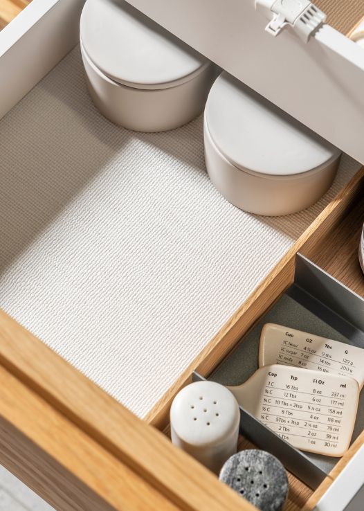 Mata antypoślizgowa w szufladzie